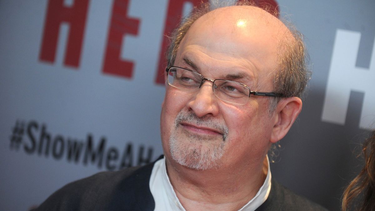 Rushdie po srpnovém útoku nožem nevidí na jedno oko a nemůže používat ruku